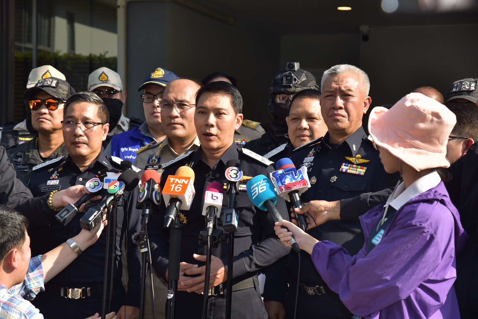S 29745248 พันตำรวจตรี ยุทธนา แพรดำ รักษาราชการแทนอธิบดีกรมสอบสวนคดีพิเศษ พันตำรวจโท พเยาว์ ทองเสน รองอธิบดีกรมสอบสวนคดีพิเศษ และร้อยตำรวจเอก เขมชาติ ประกายหงษ์มณี