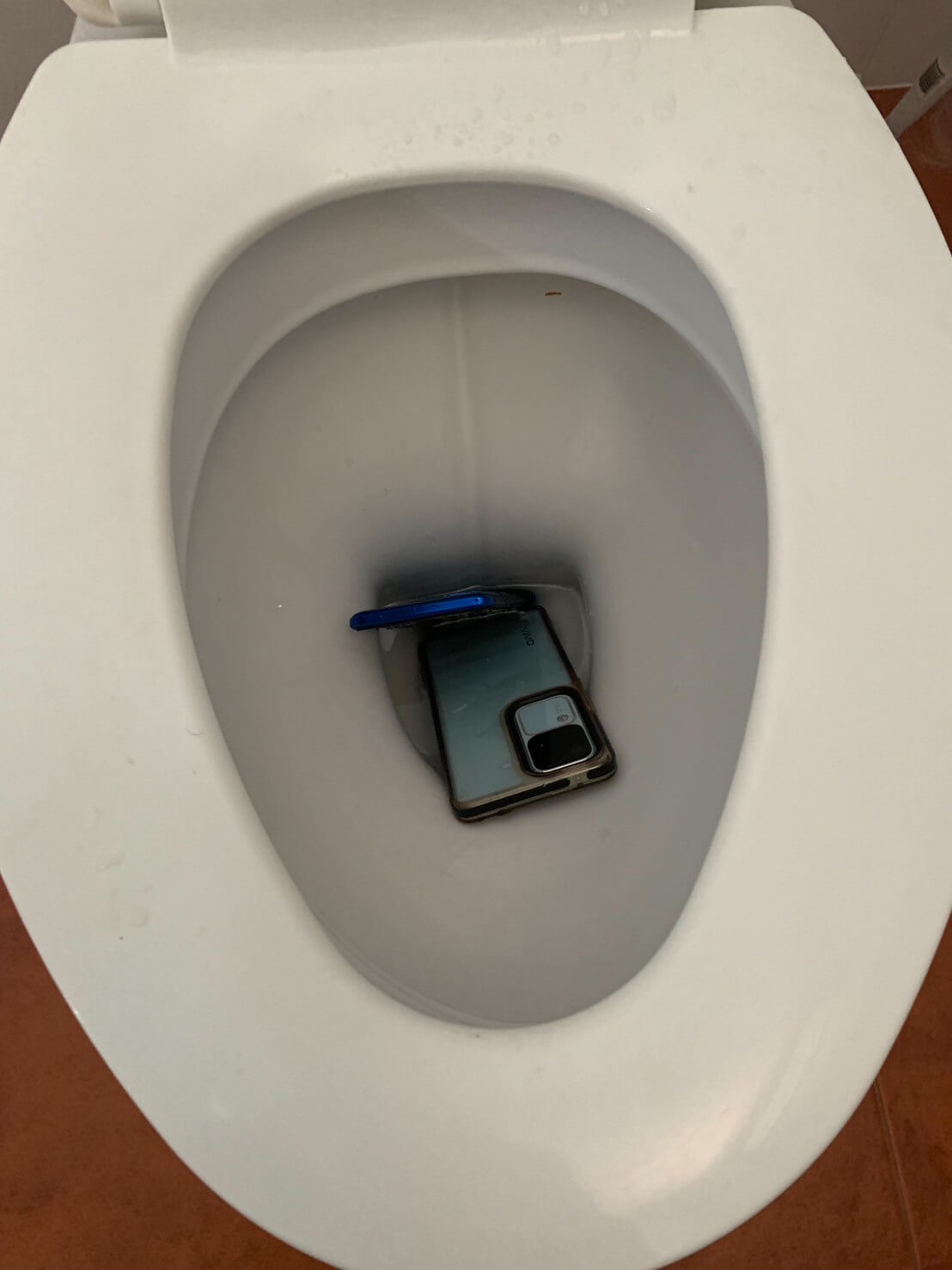 561905